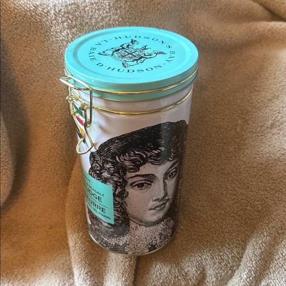 Butter Fudge Tin with Portrait Design by Hudsons Bay - Picture 5 of 7